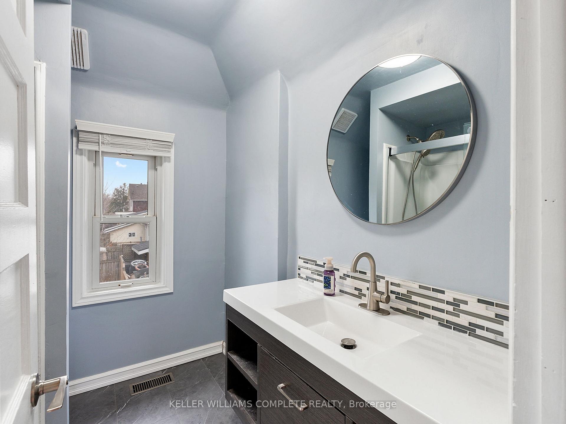 Photo 11 of 45 Glendale Avenue N, Hamilton, Crown Point — HOMEH