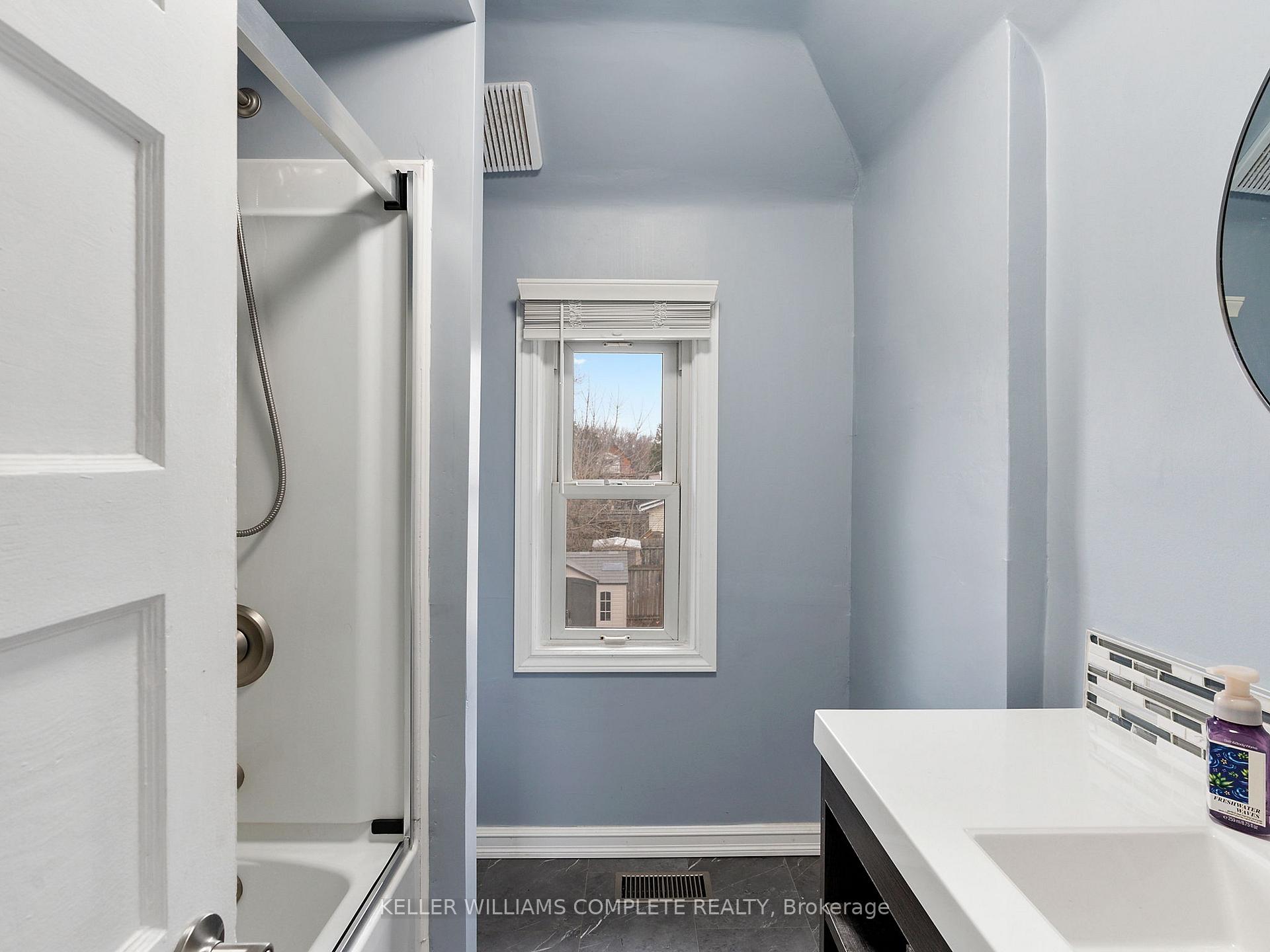 Photo 13 of 45 Glendale Avenue N, Hamilton, Crown Point — HOMEH