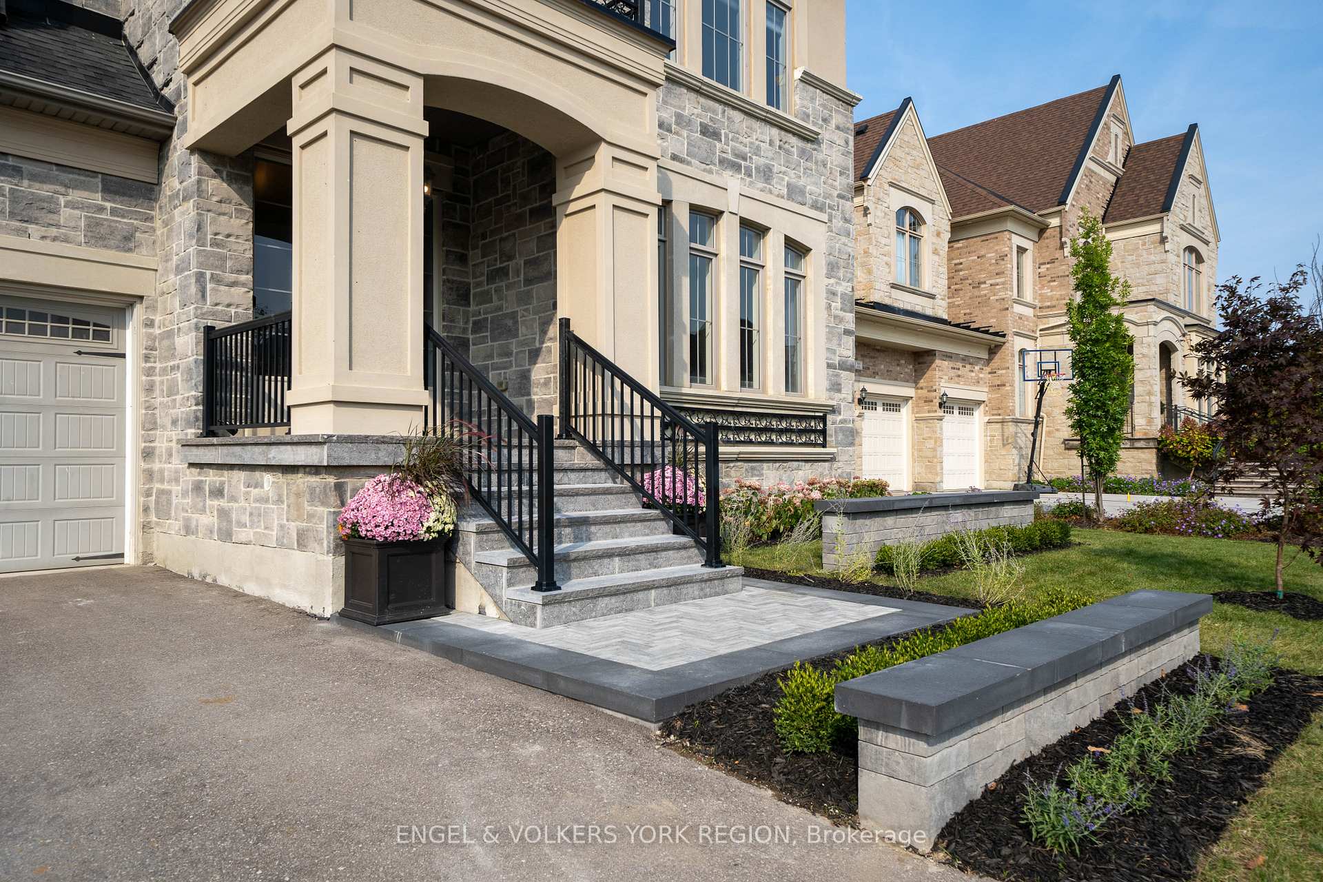 Photo 7 of 24 James Stokes Court, King, King City — HOMEH