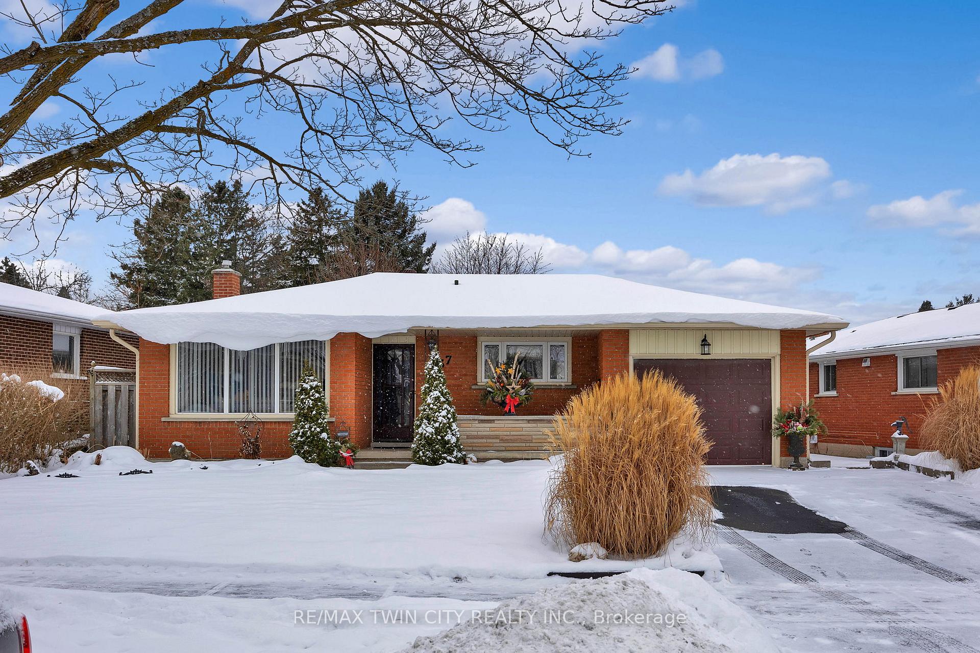 Photo 1 of 37 Montcalm Drive, Kitchener — HOMEH
