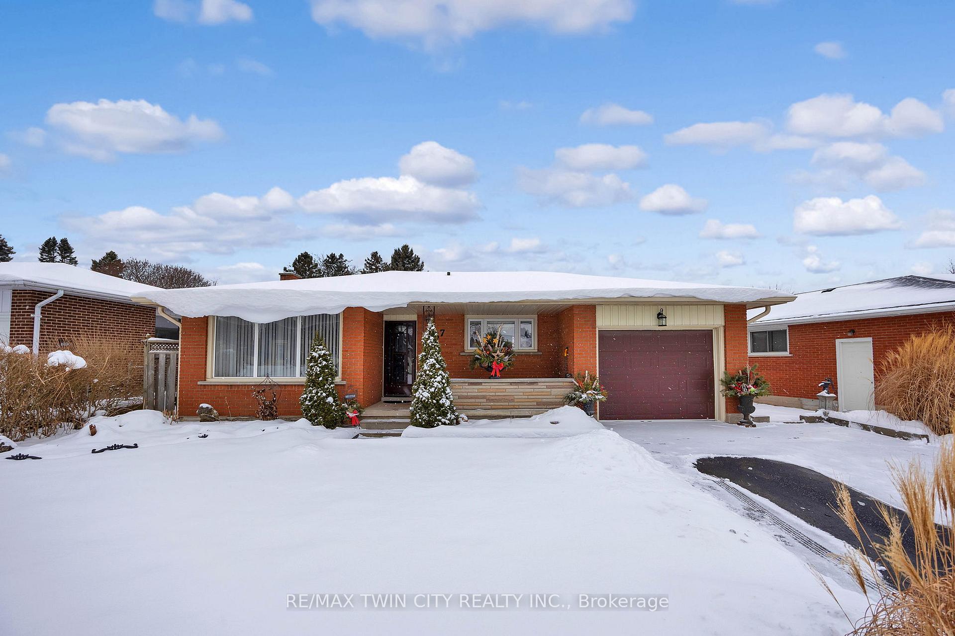 Photo 32 of 37 Montcalm Drive, Kitchener — HOMEH