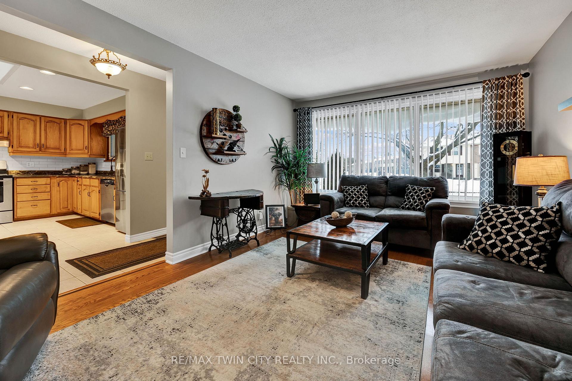 Photo 6 of 37 Montcalm Drive, Kitchener — HOMEH