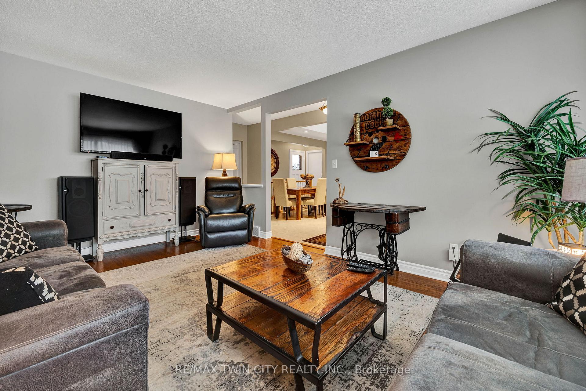 Photo 33 of 37 Montcalm Drive, Kitchener — HOMEH