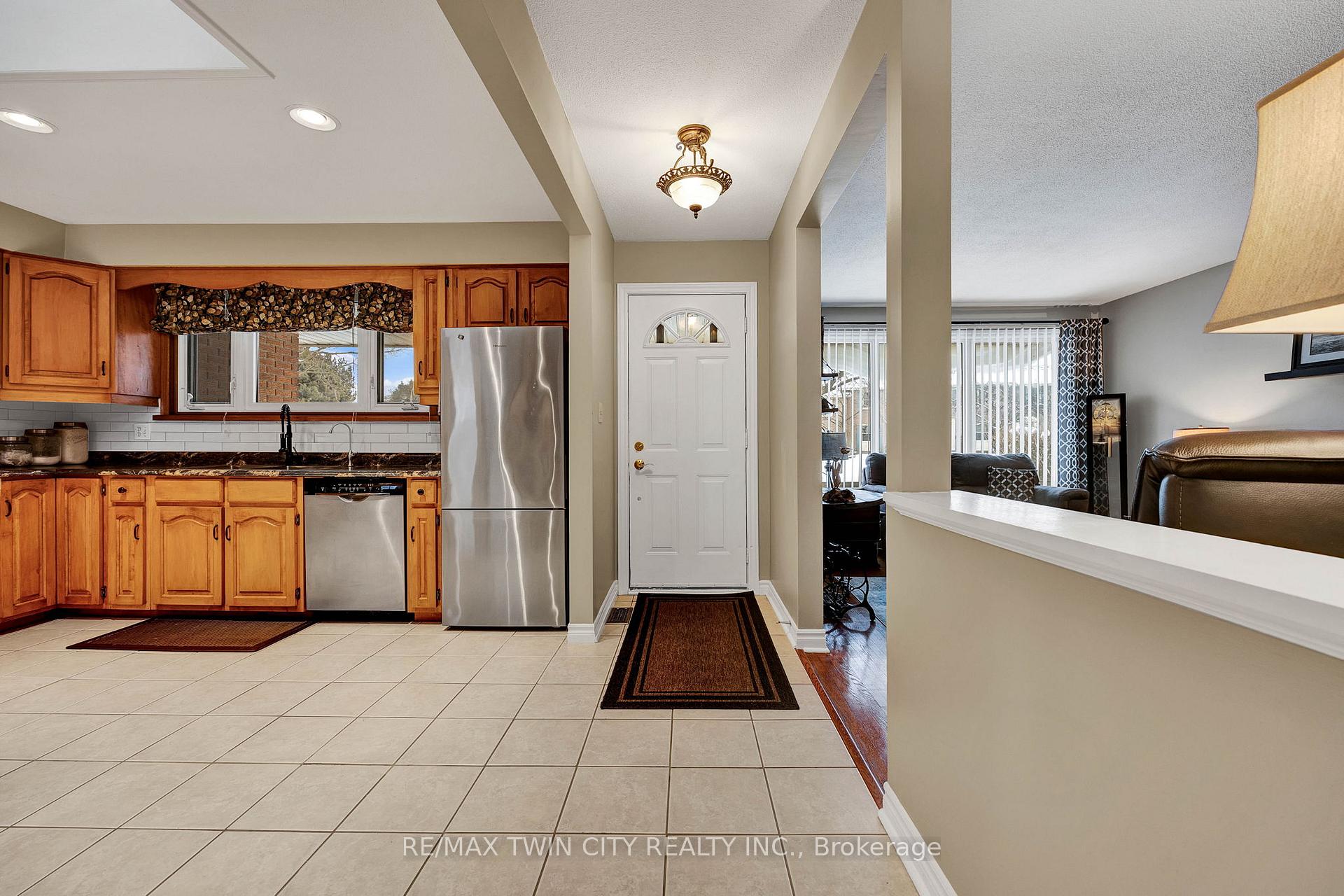 Photo 4 of 37 Montcalm Drive, Kitchener — HOMEH