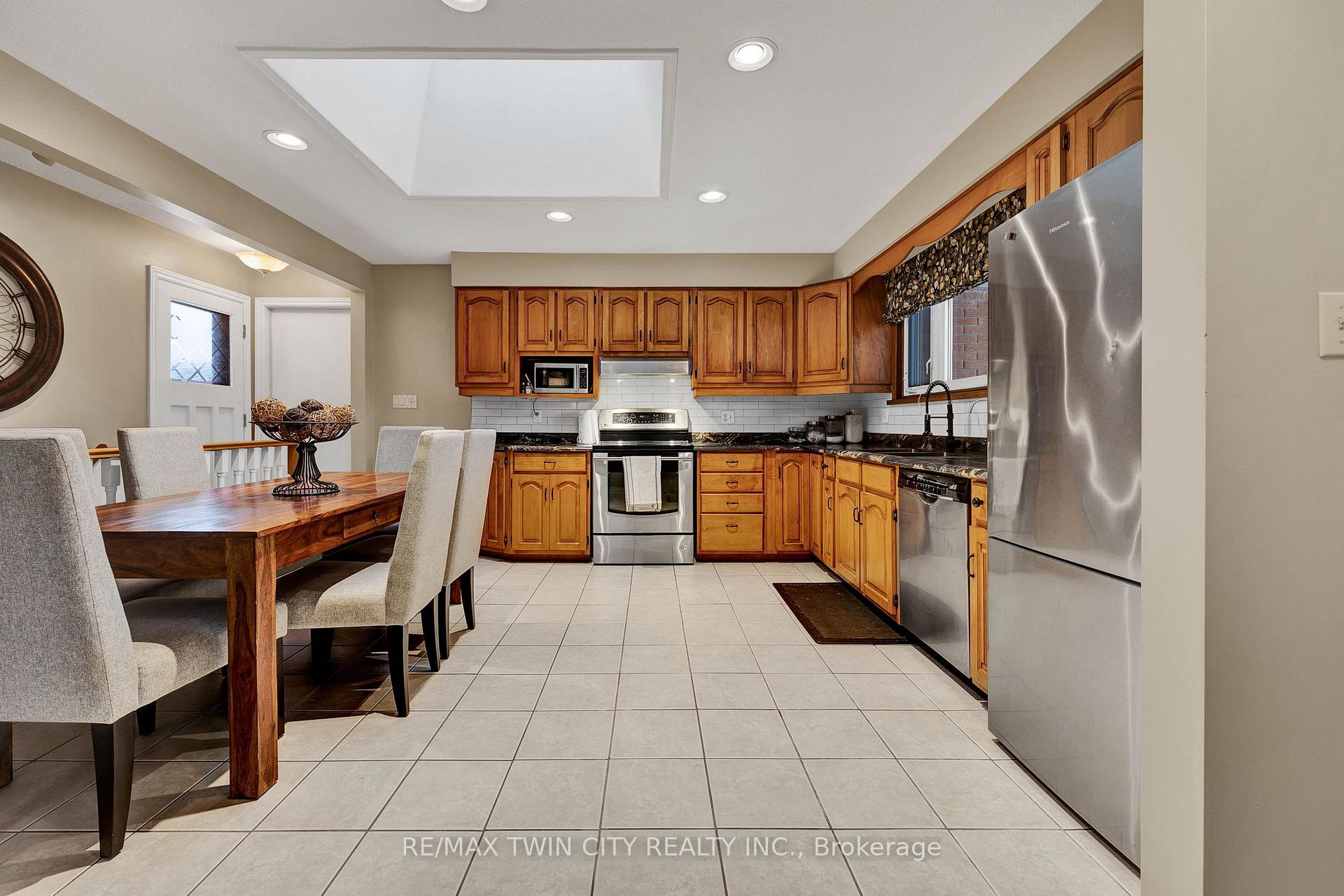 Photo 3 of 37 Montcalm Drive, Kitchener — HOMEH