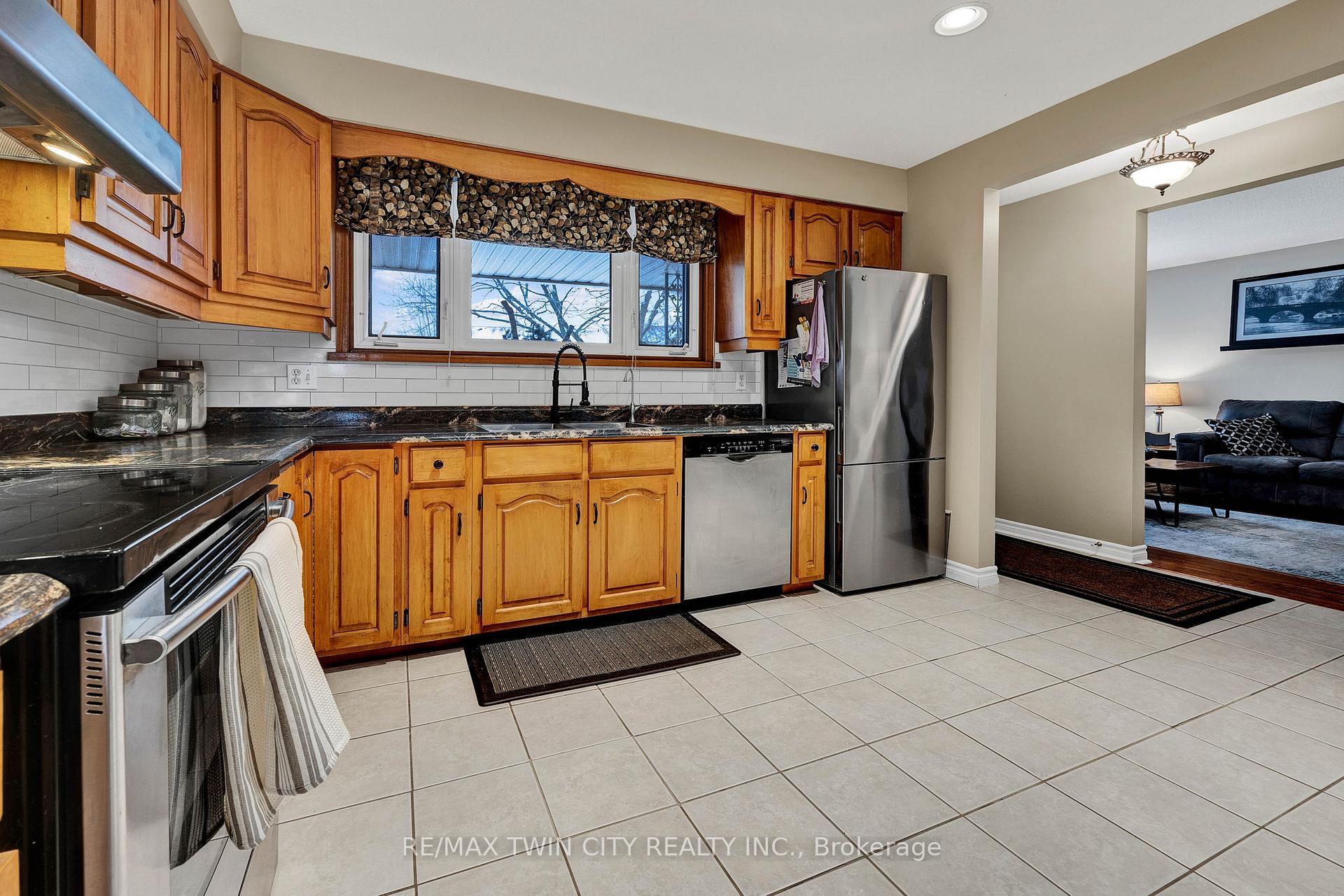Photo 10 of 37 Montcalm Drive, Kitchener — HOMEH