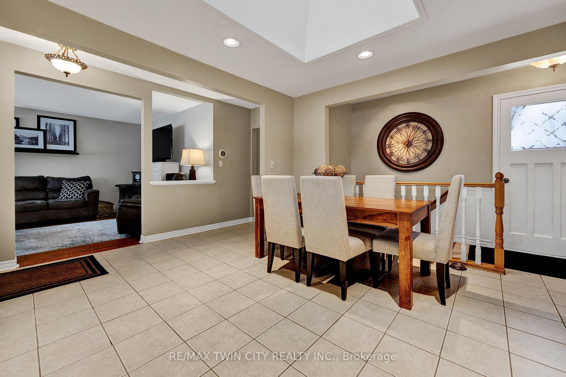 Photo 5 of 37 Montcalm Drive, Kitchener — HOMEH