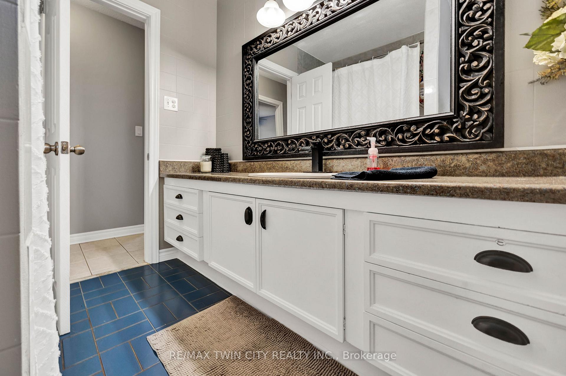 Photo 17 of 37 Montcalm Drive, Kitchener — HOMEH