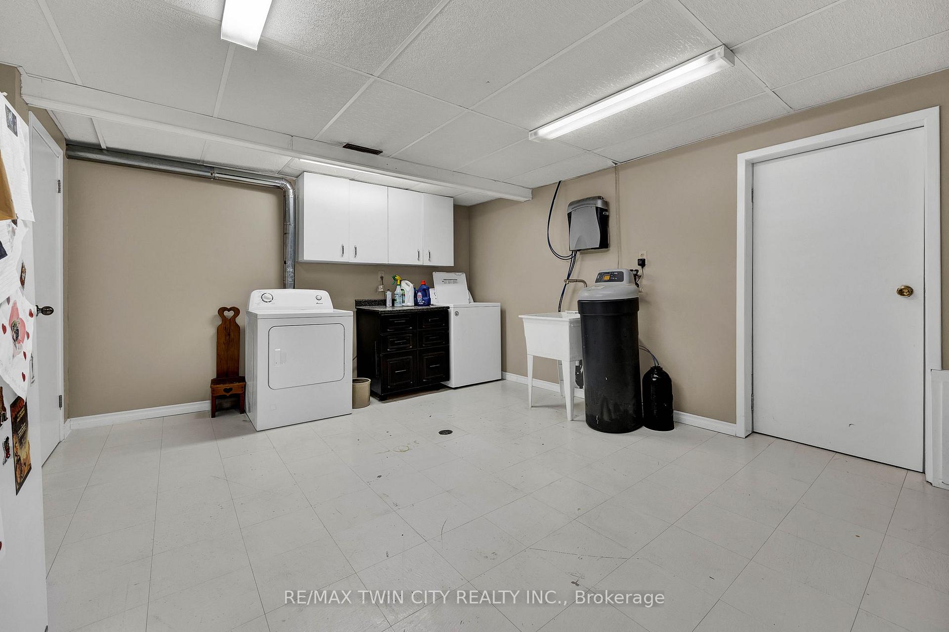 Photo 18 of 37 Montcalm Drive, Kitchener — HOMEH
