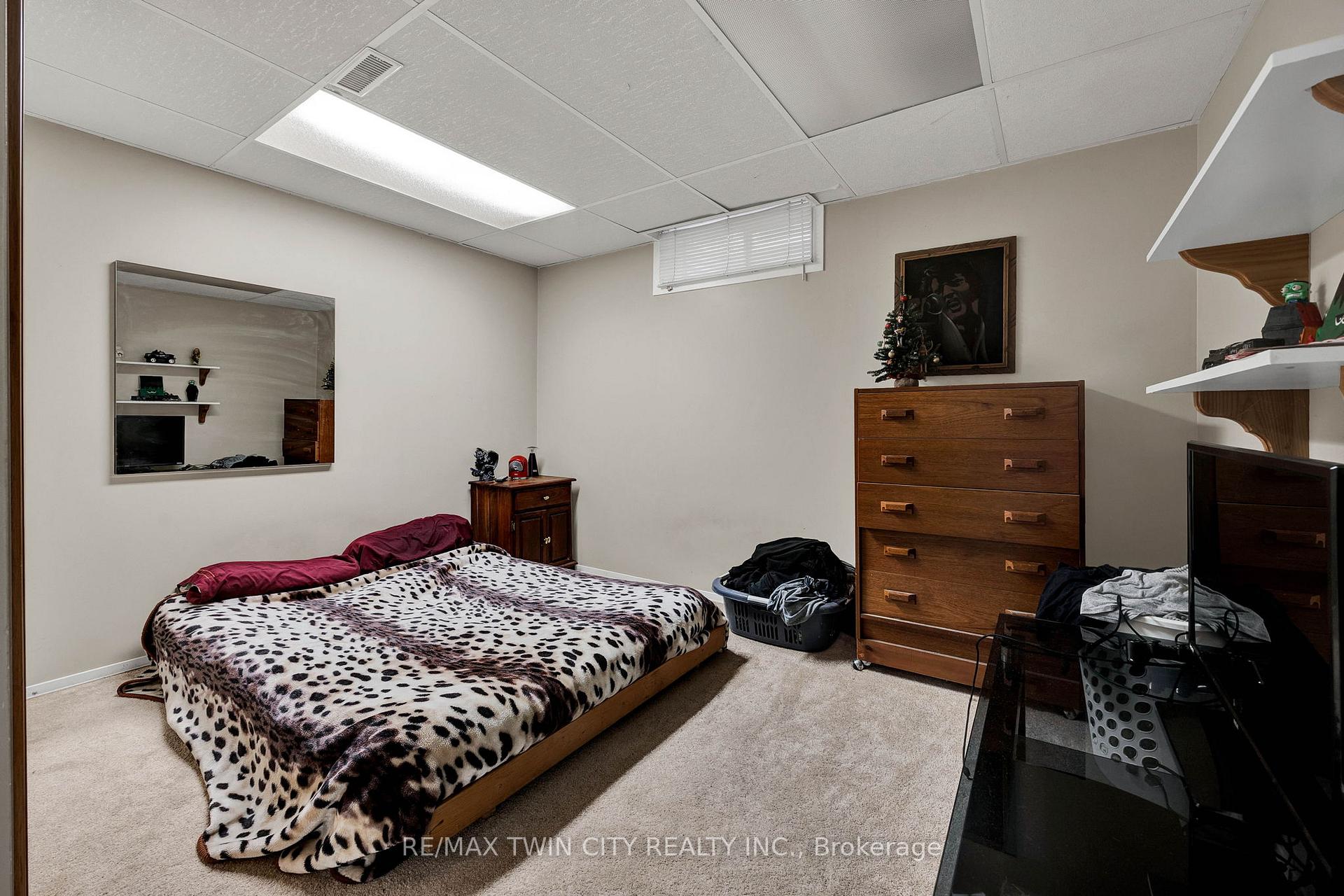 Photo 15 of 37 Montcalm Drive, Kitchener — HOMEH