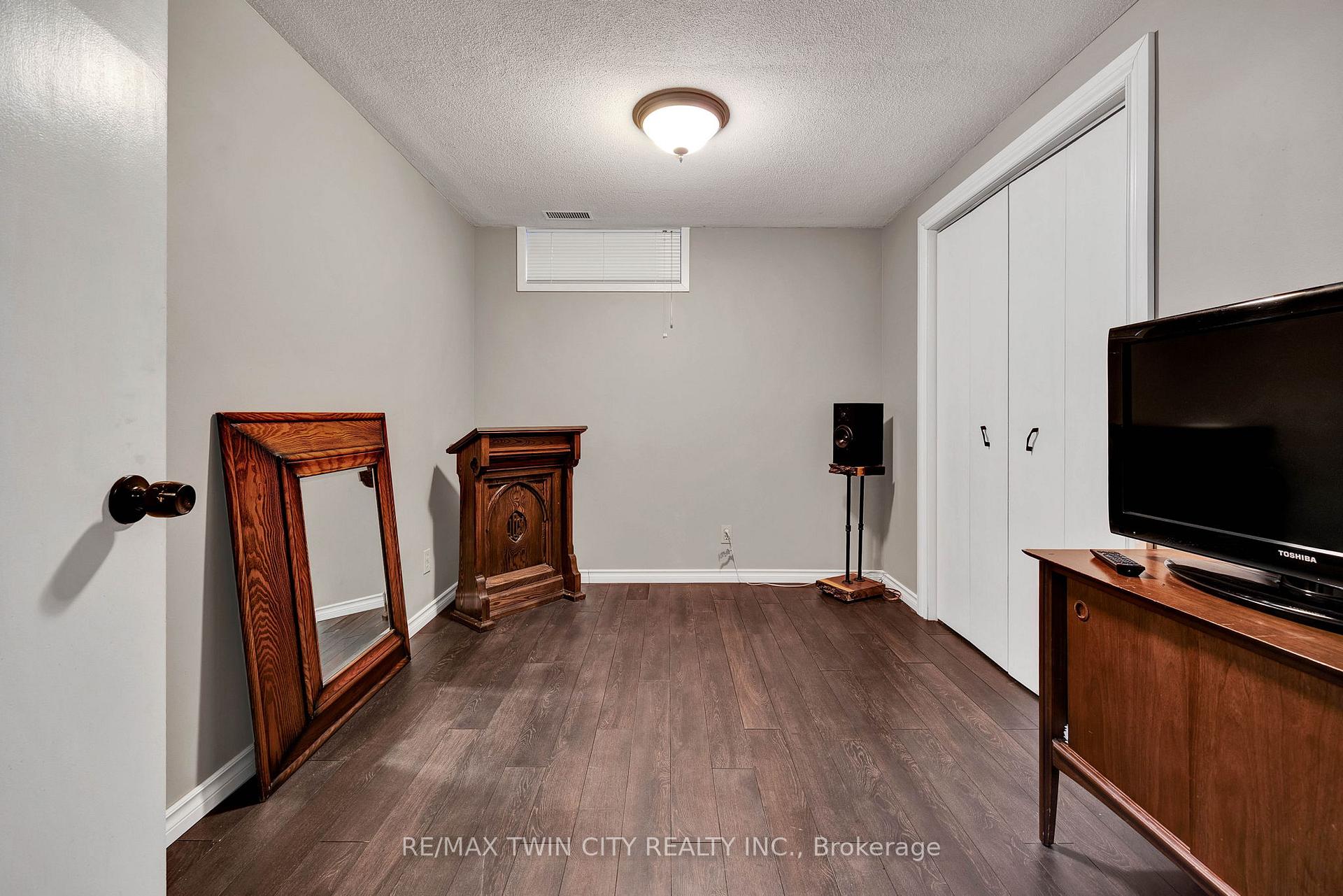 Photo 20 of 37 Montcalm Drive, Kitchener — HOMEH