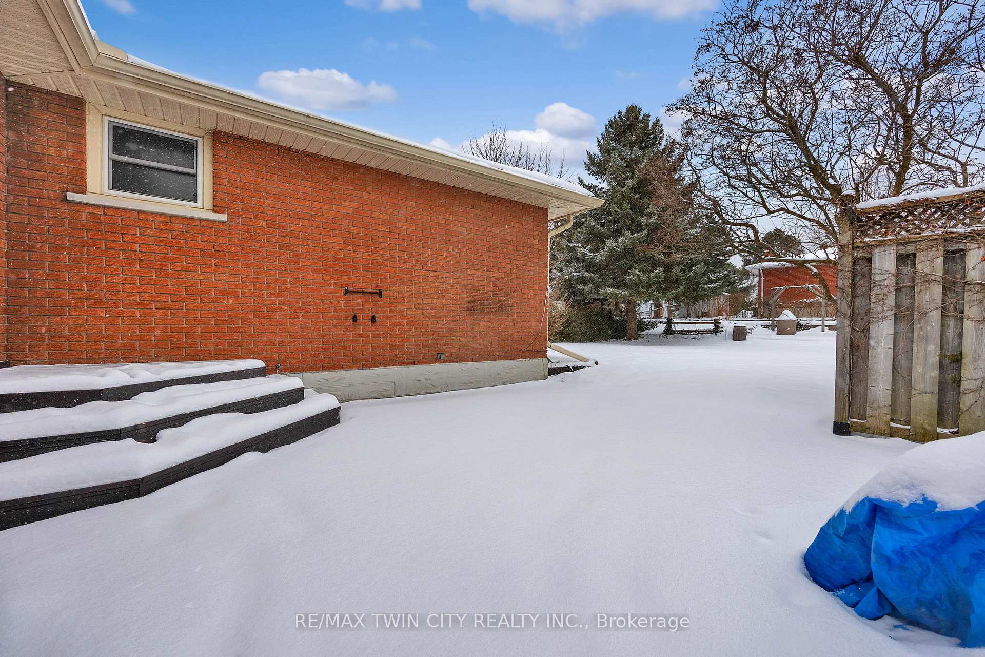 Photo 23 of 37 Montcalm Drive, Kitchener — HOMEH