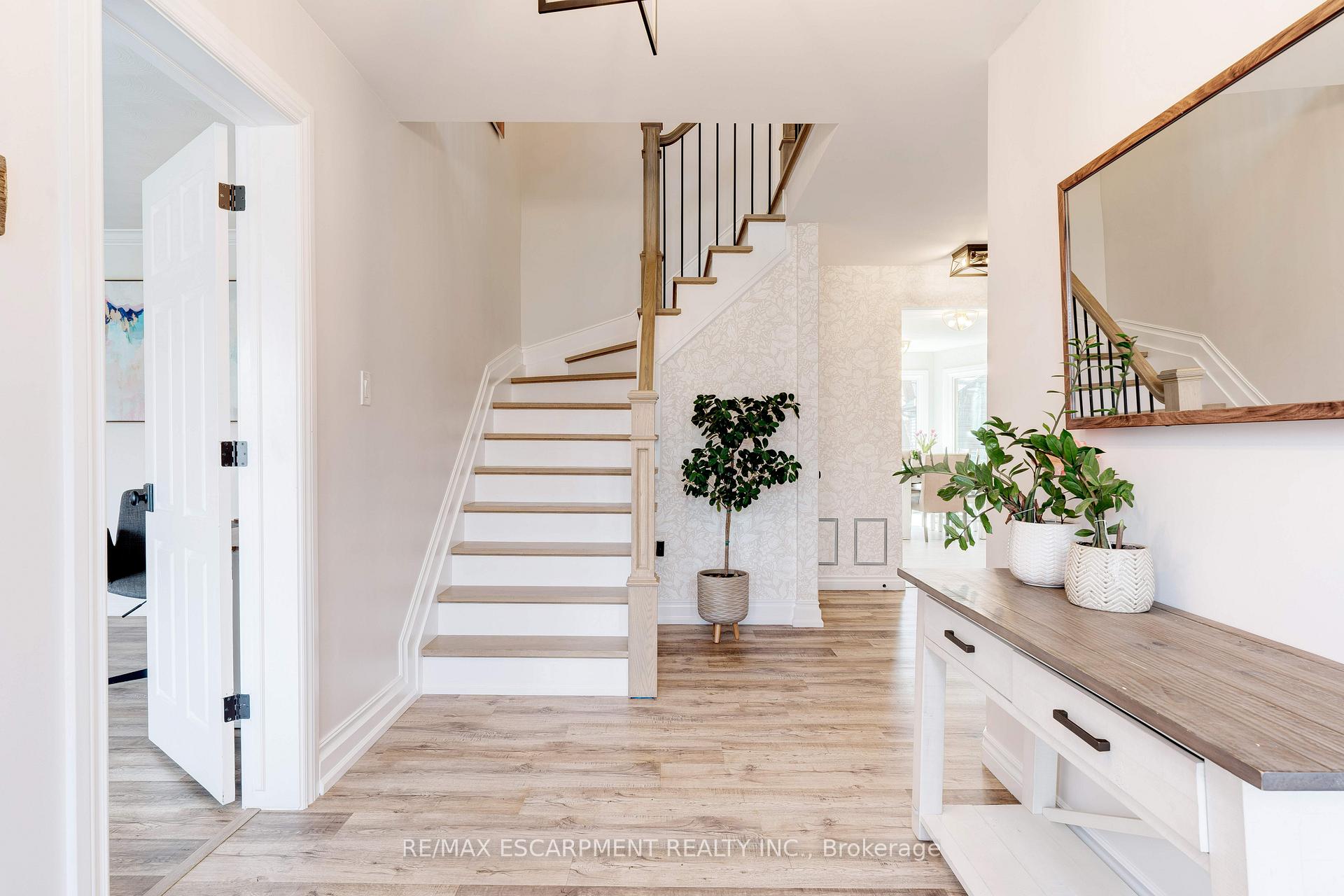 Photo 2 of 10 Mathers Drive, Hamilton, Stoney Creek — HOMEH