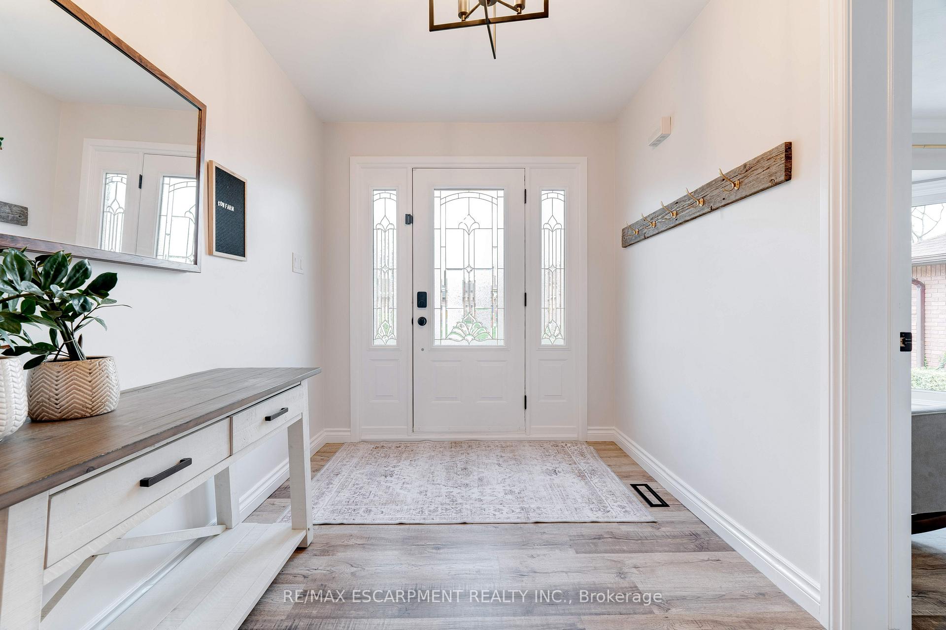 Photo 3 of 10 Mathers Drive, Hamilton, Stoney Creek — HOMEH