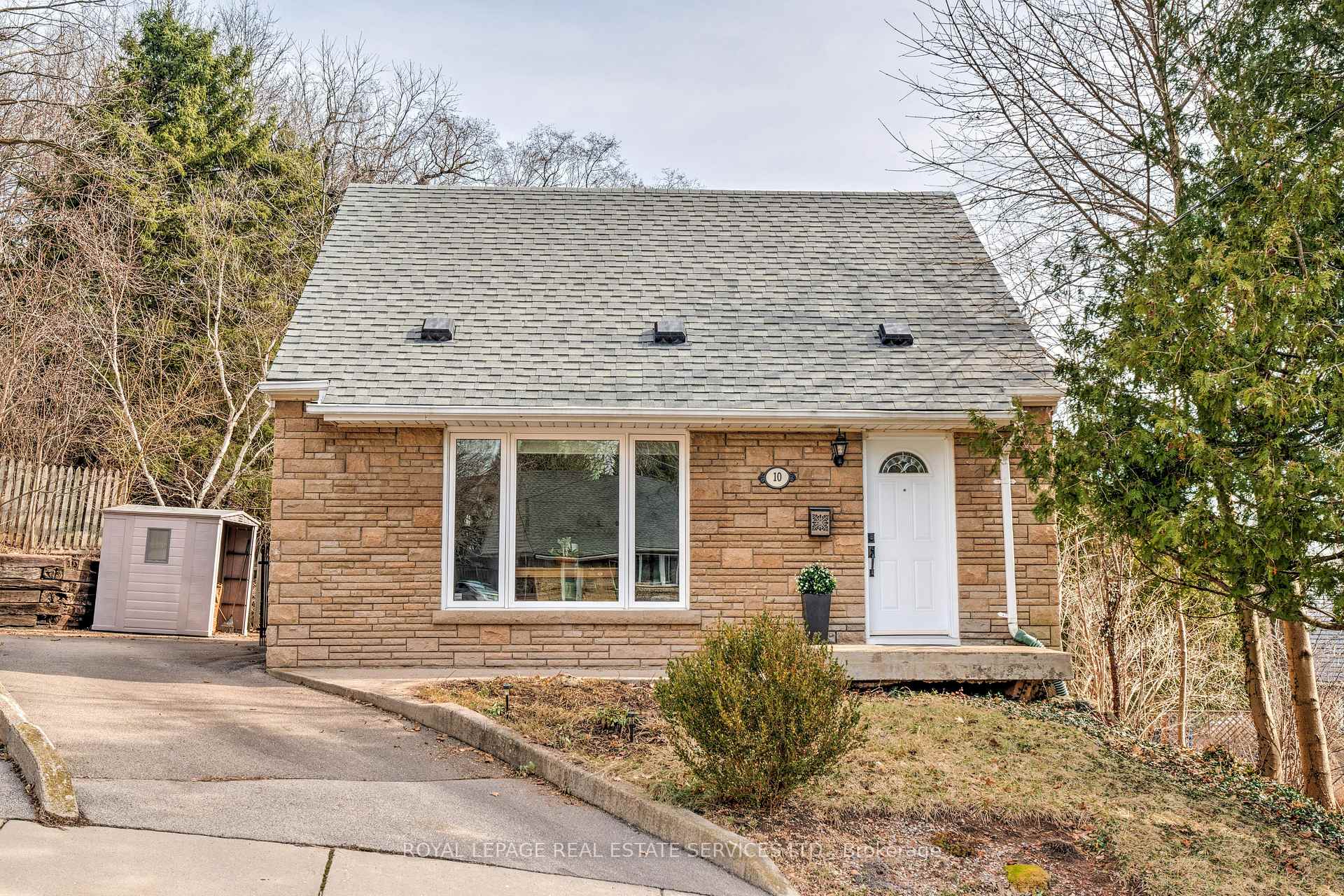 Photo 1 of 10 Linda Court, Hamilton, Dundas — HOMEH