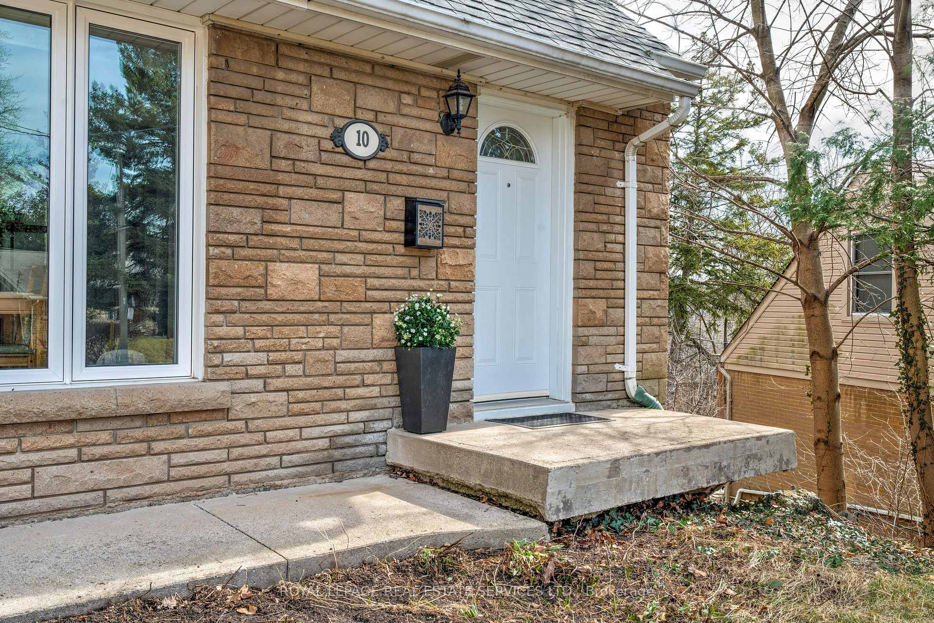 Photo 6 of 10 Linda Court, Hamilton, Dundas — HOMEH