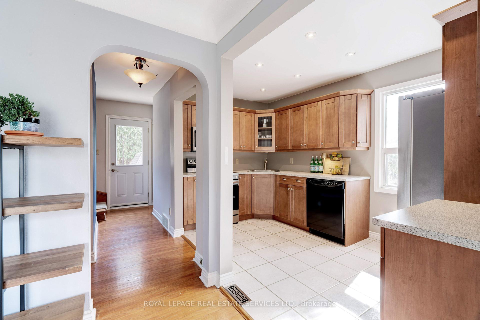 Photo 11 of 10 Linda Court, Hamilton, Dundas — HOMEH