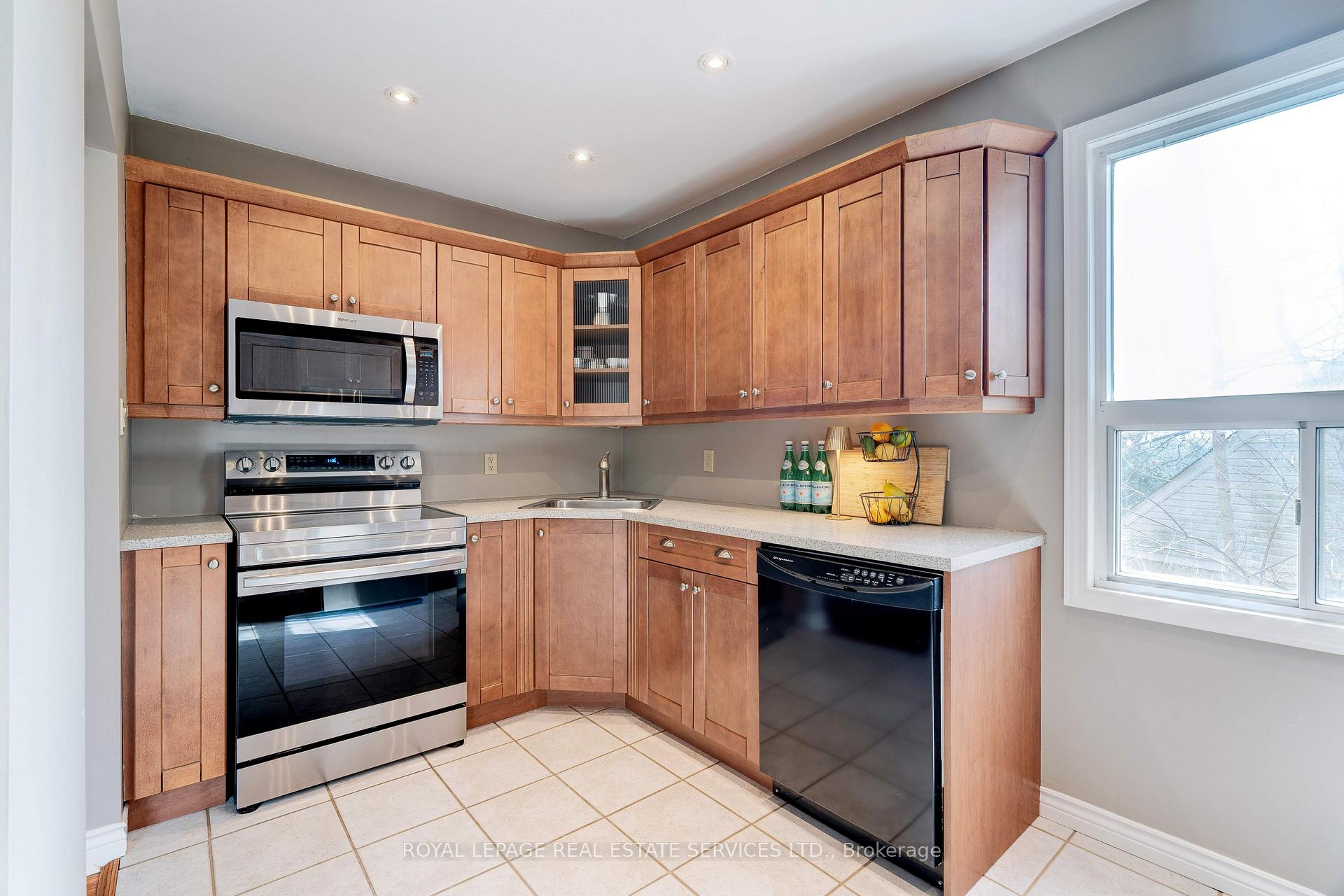 Photo 9 of 10 Linda Court, Hamilton, Dundas — HOMEH