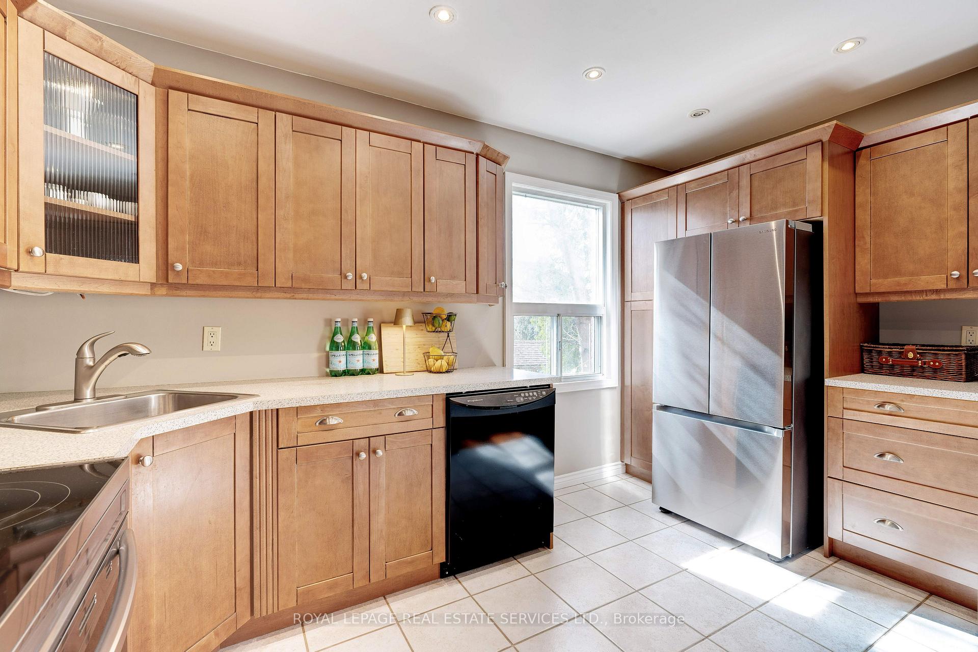 Photo 2 of 10 Linda Court, Hamilton, Dundas — HOMEH