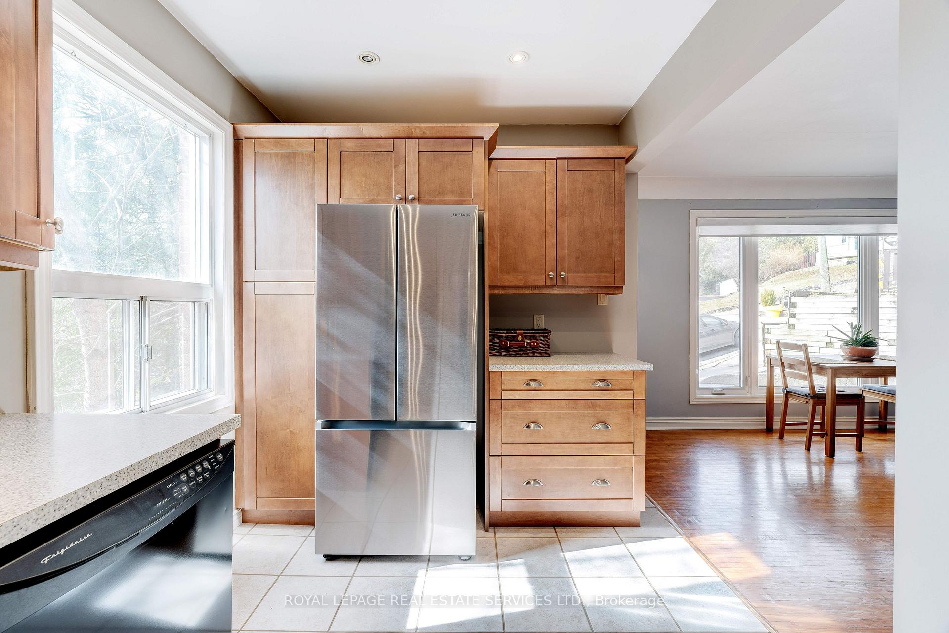 Photo 8 of 10 Linda Court, Hamilton, Dundas — HOMEH