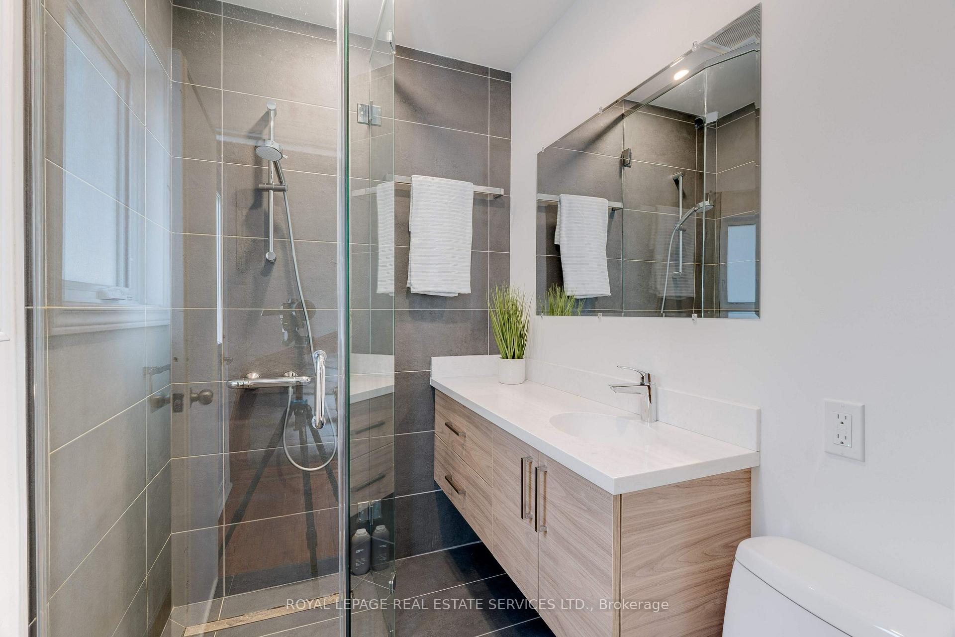 Photo 12 of 10 Linda Court, Hamilton, Dundas — HOMEH