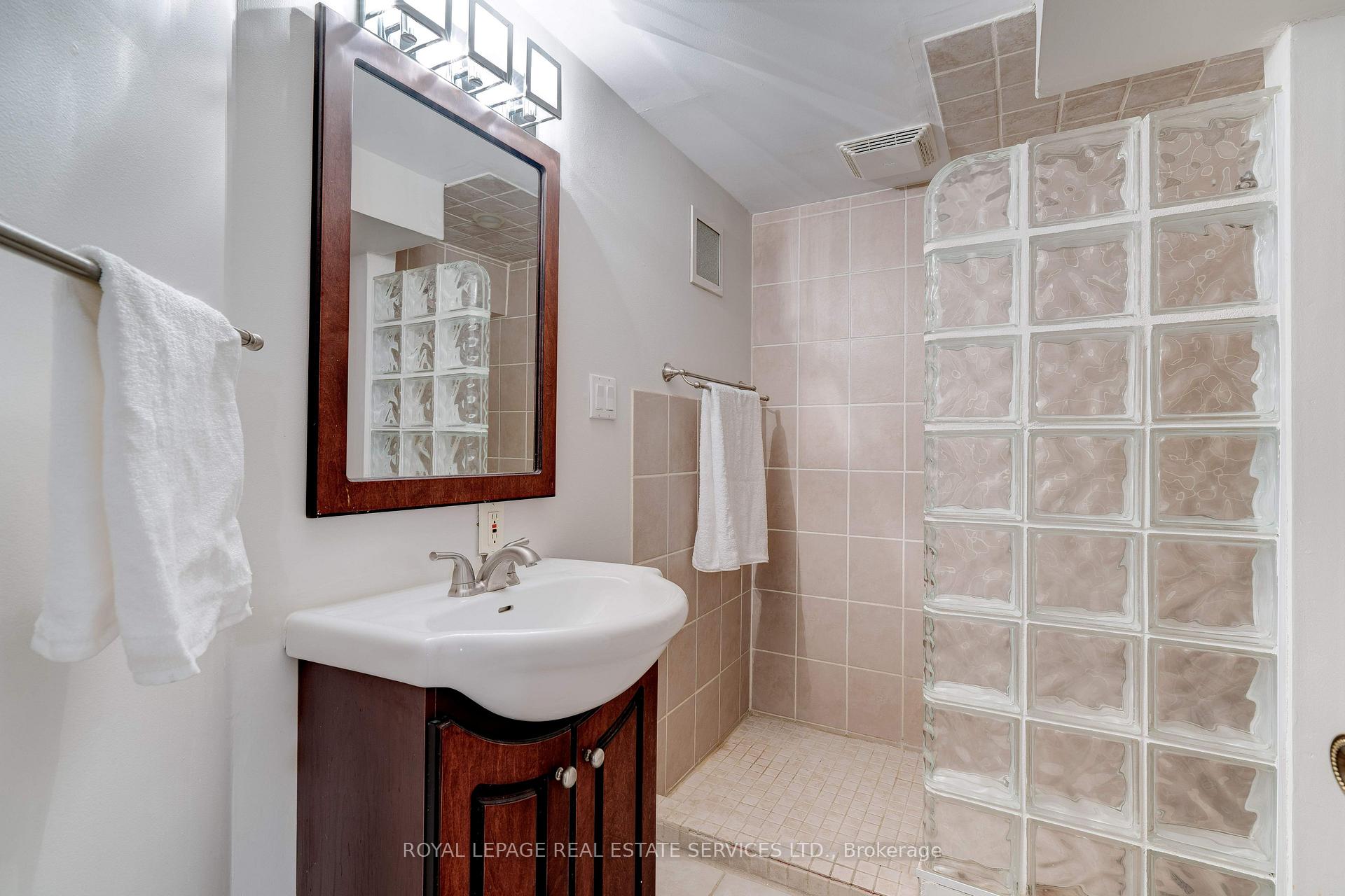 Photo 19 of 10 Linda Court, Hamilton, Dundas — HOMEH