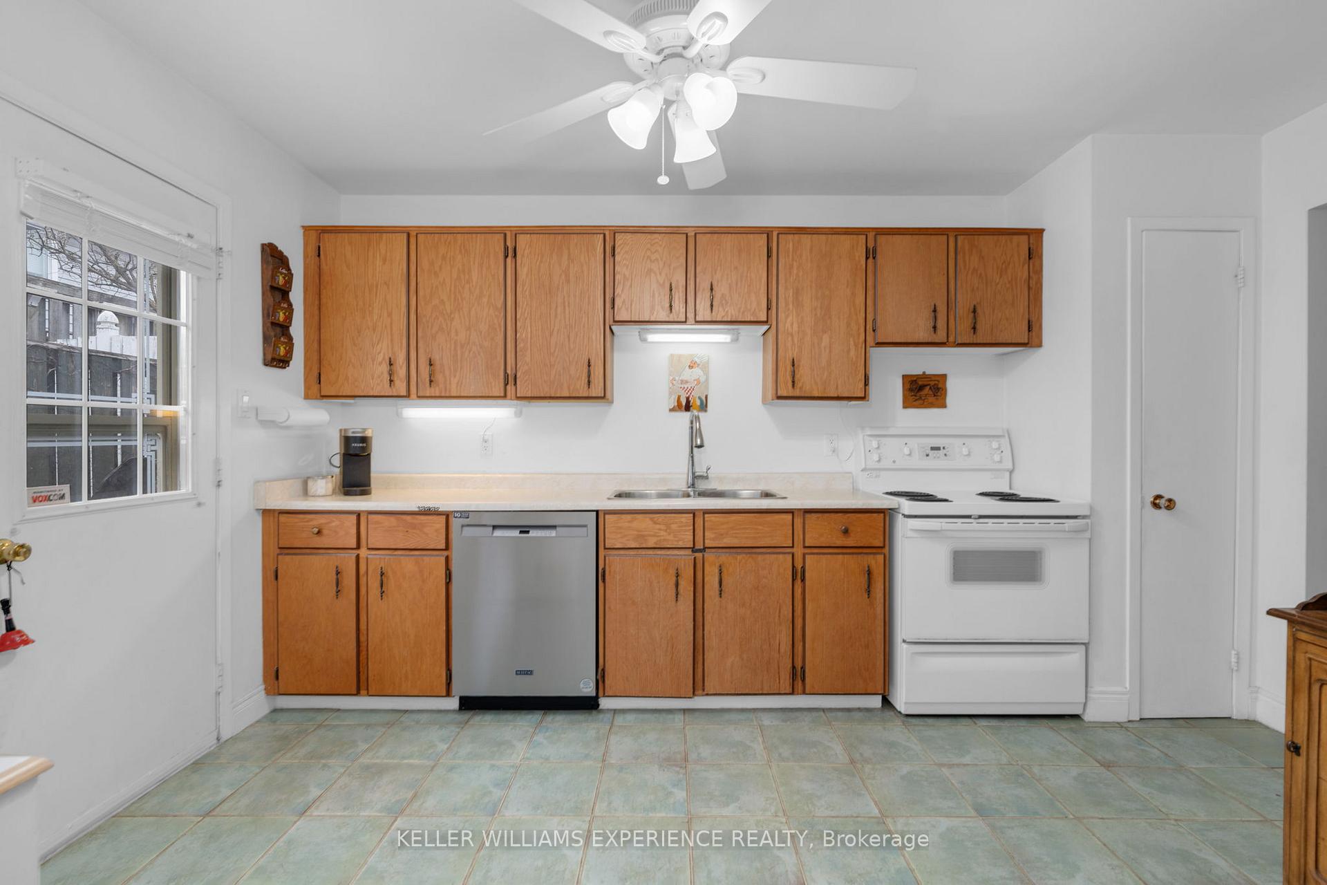 Photo 5 of 69 McConkey Place, Barrie, Allandale Heights — HOMEH