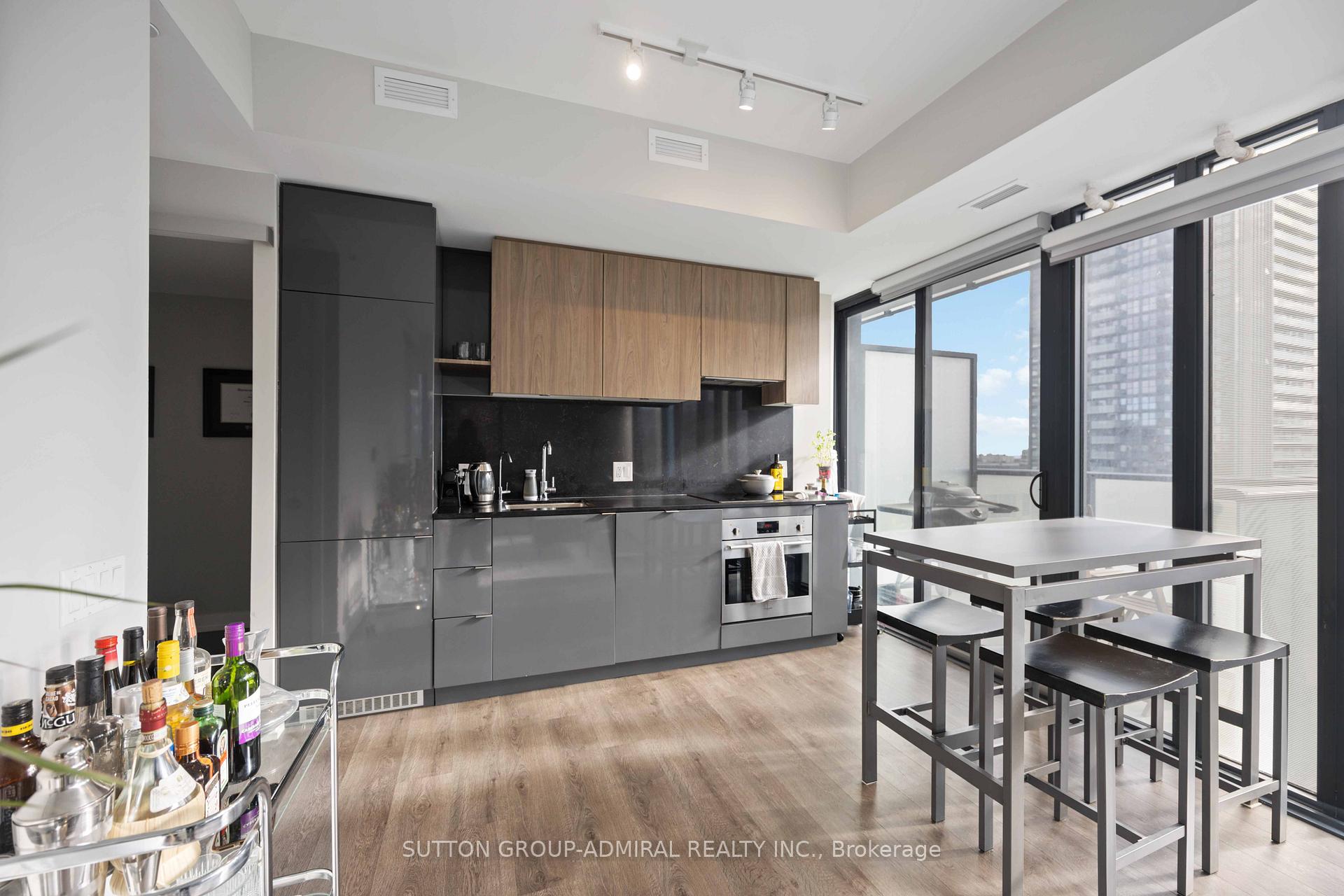 Photo 5 of Unit 1012, 161 Roehampton Avenue, Toronto, Mount Pleasant West — HOMEH
