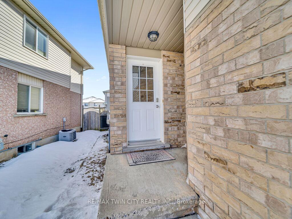 Photo 2 of 142 Snowdrop Crescent, Kitchener, Larentian West — HOMEH