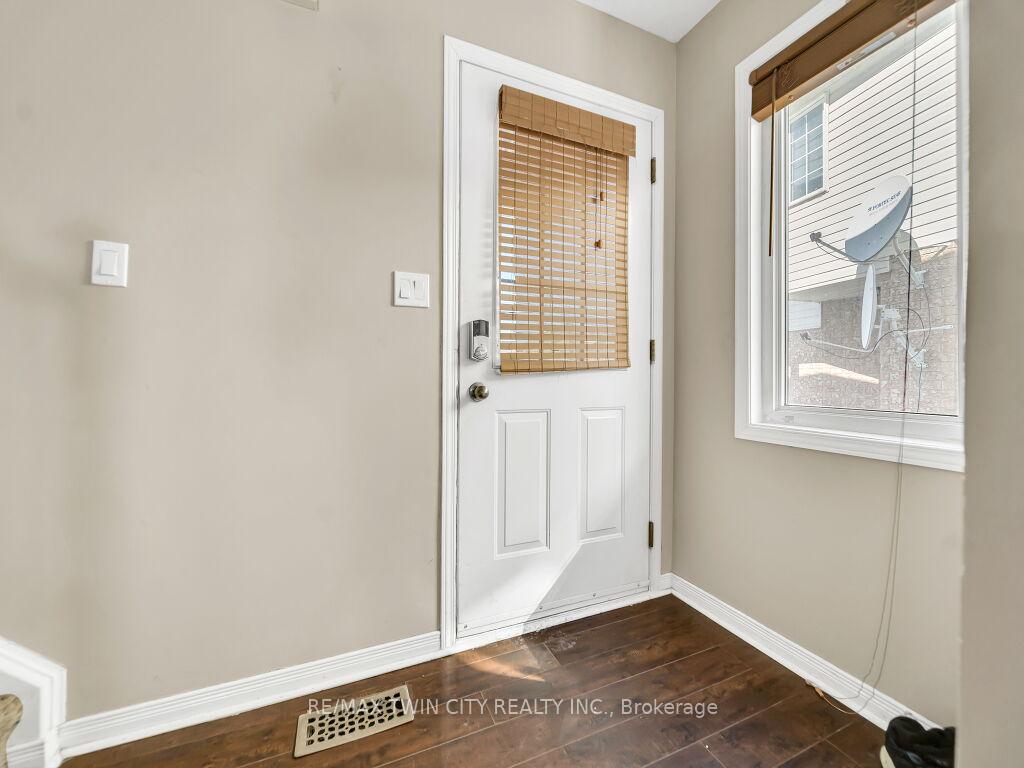 Photo 4 of 142 Snowdrop Crescent, Kitchener, Larentian West — HOMEH