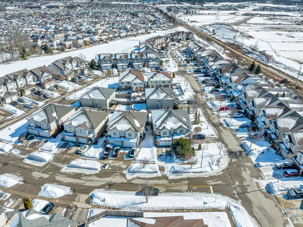 Photo 32 of 142 Snowdrop Crescent, Kitchener, Larentian West — HOMEH