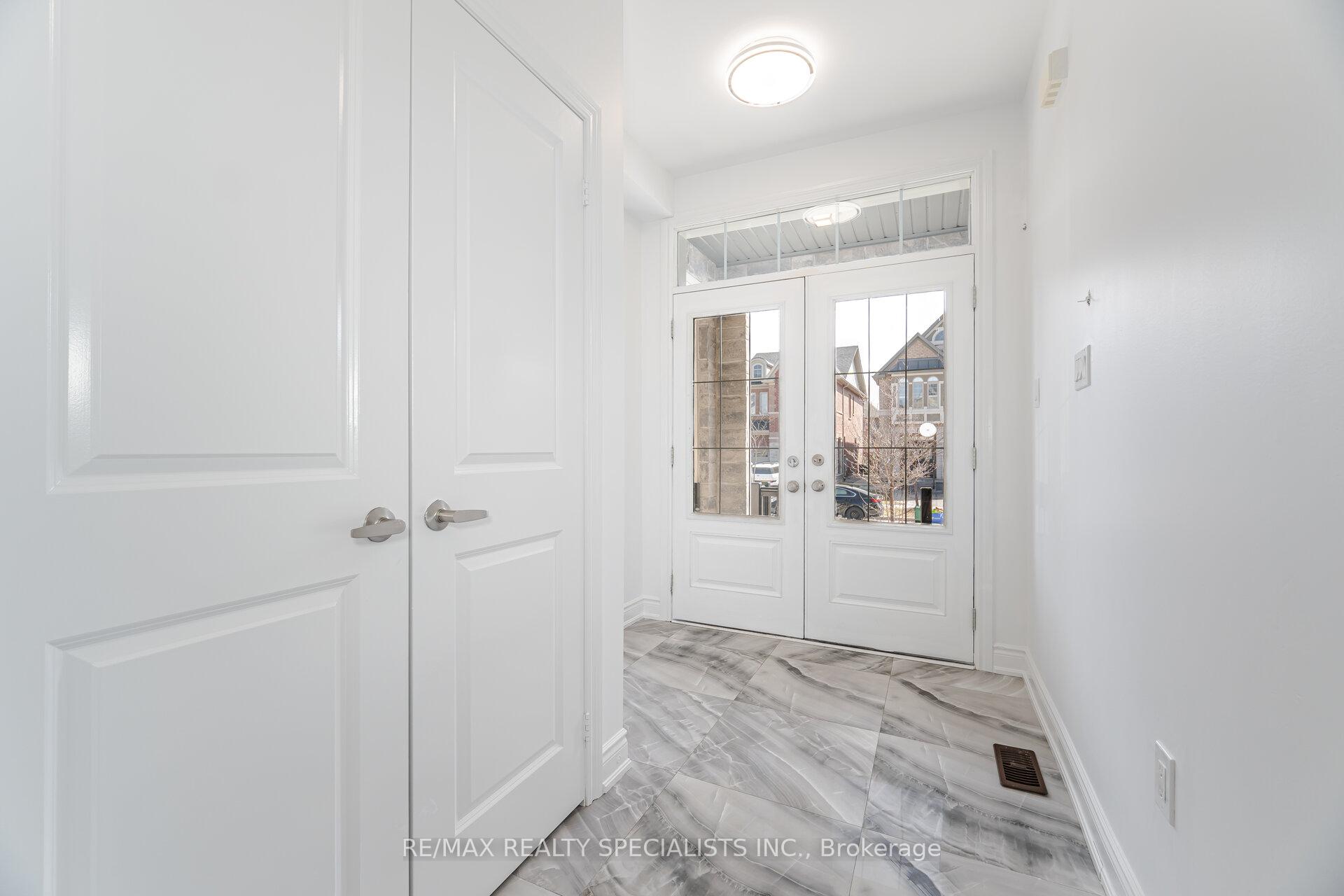 Photo 8 of 126 Algoma Drive, Vaughan, Kleinburg — HOMEH