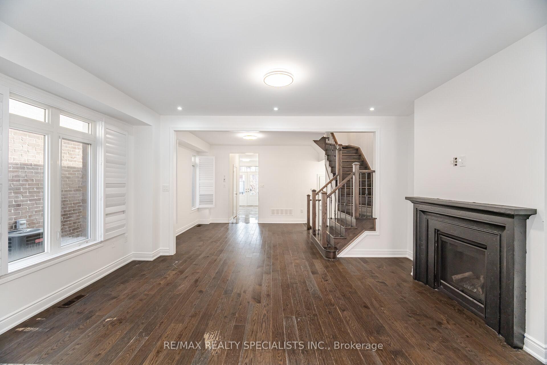 Photo 5 of 126 Algoma Drive, Vaughan, Kleinburg — HOMEH