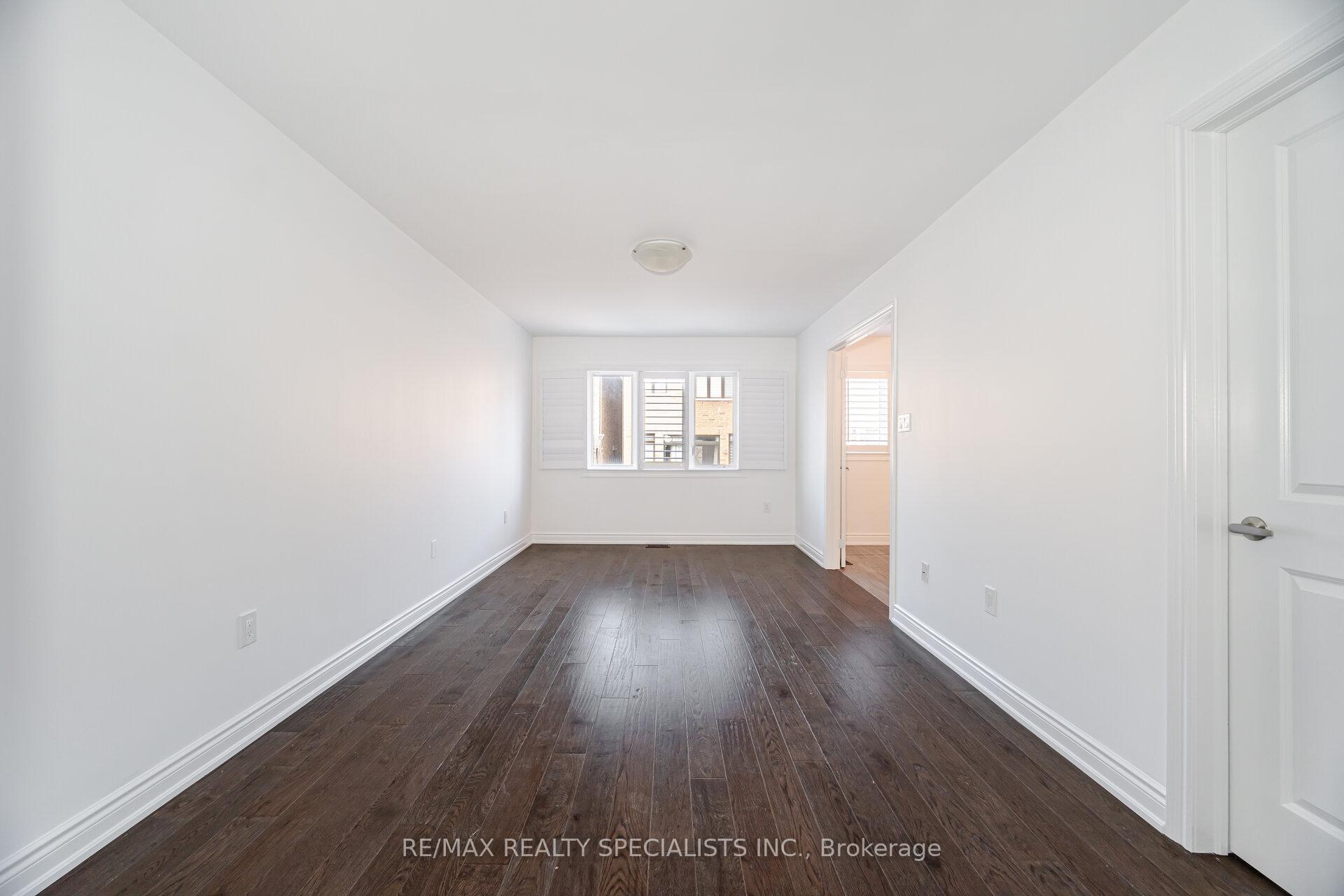 Photo 4 of 126 Algoma Drive, Vaughan, Kleinburg — HOMEH