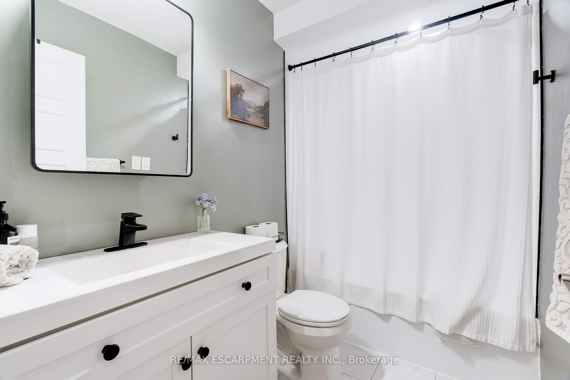 Photo 7 of 22 Garden Crescent, Hamilton, Burkholme — HOMEH