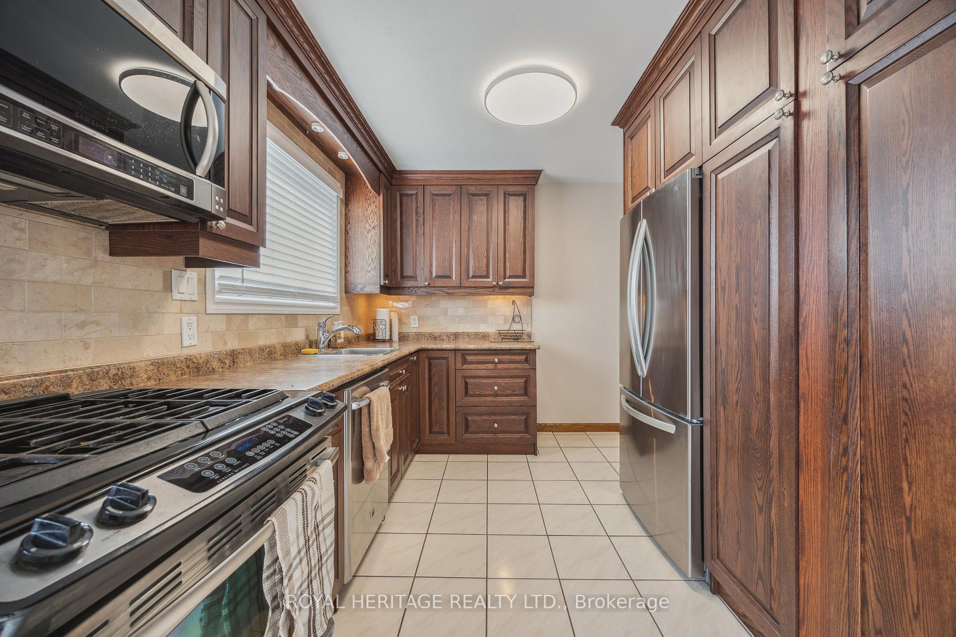Photo 11 of 963 Timmins Gardens, Pickering, Bay Ridges — HOMEH