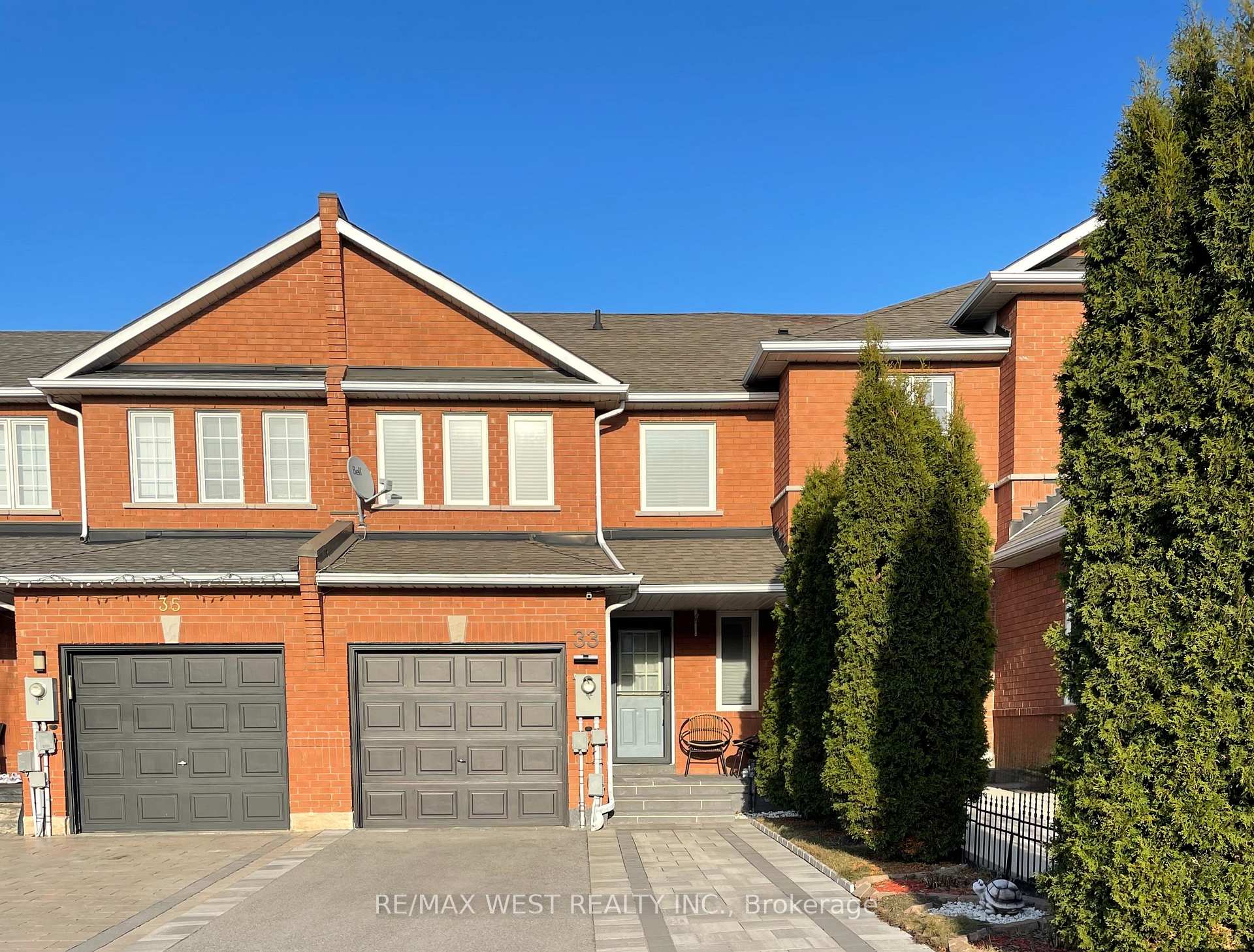 Front of 33 Piazza Crescent