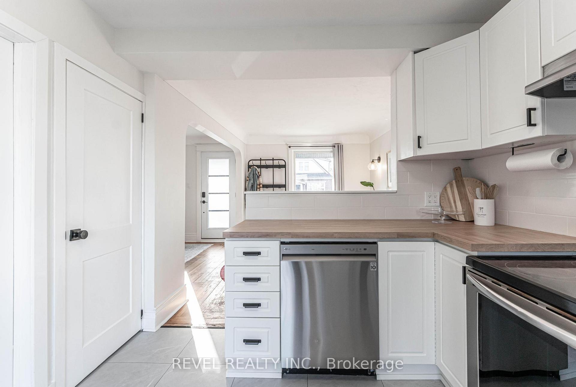 Photo 3 of 64 Barons Avenue N, Hamilton, Homeside — HOMEH