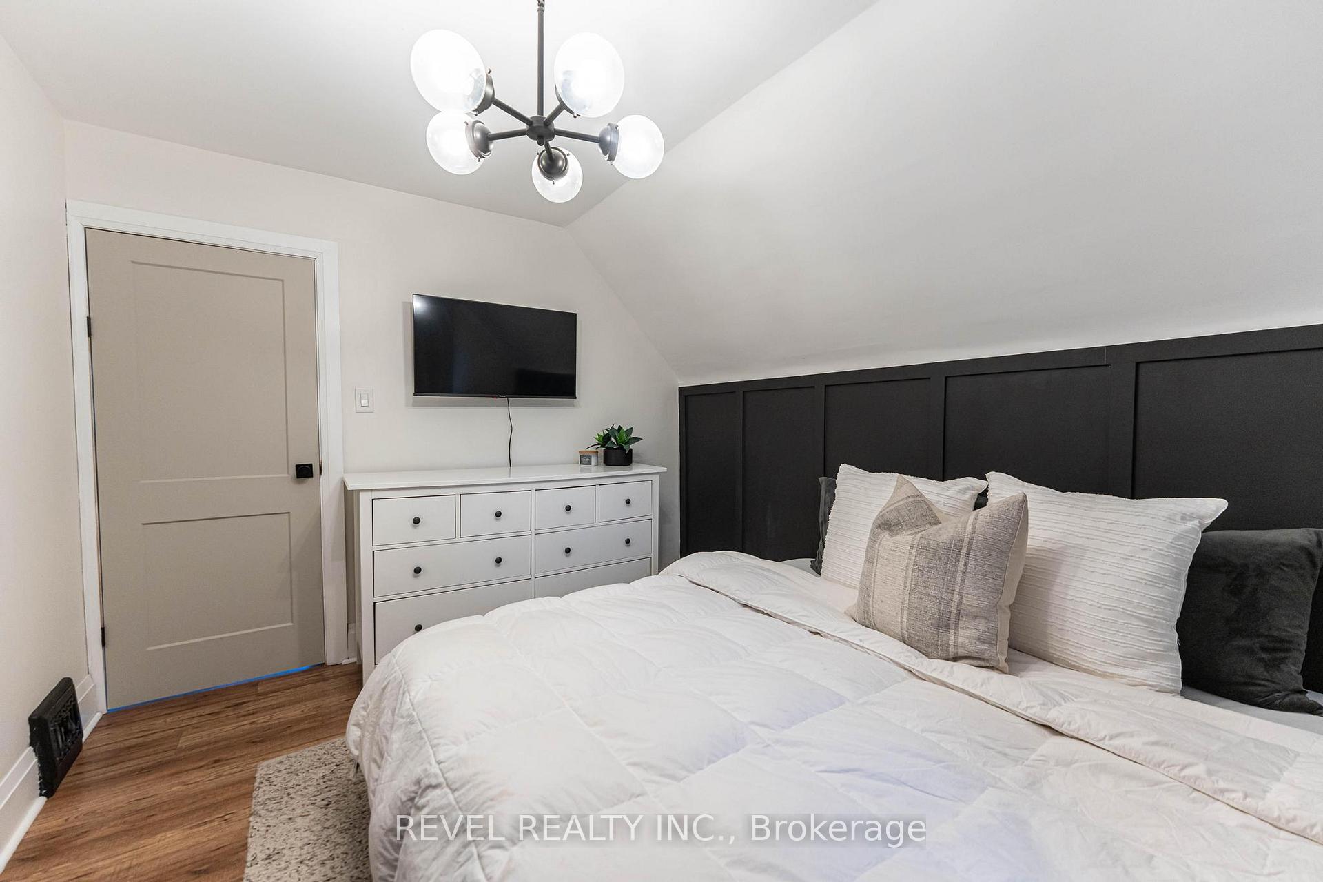 Photo 5 of 64 Barons Avenue N, Hamilton, Homeside — HOMEH