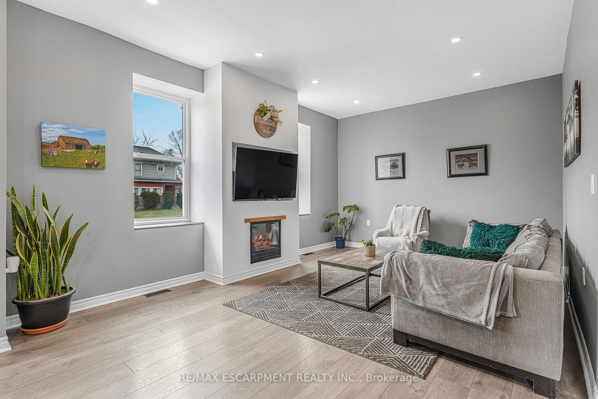 Photo 4 of 424 Broad Street E, Haldimand, Dunnville — HOMEH