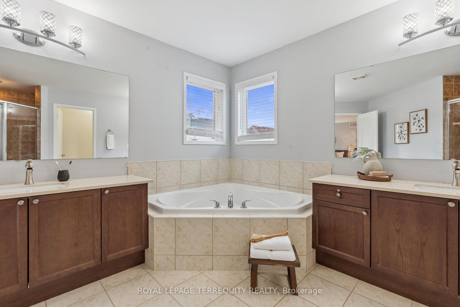 Photo 29 of 69 Bellhouse Place, Whitby, Brooklin — HOMEH