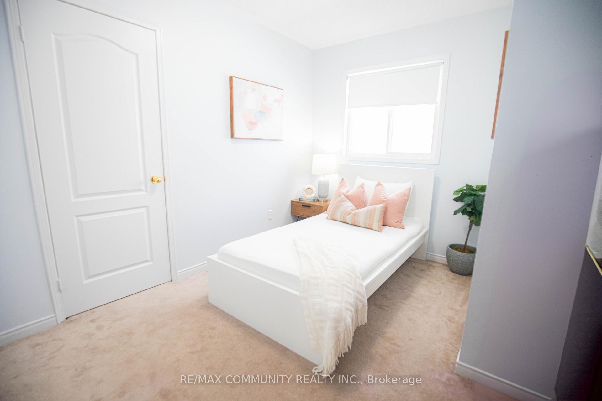 Photo 10 of 34 Daiseyfield Avenue, Clarington, Courtice — HOMEH