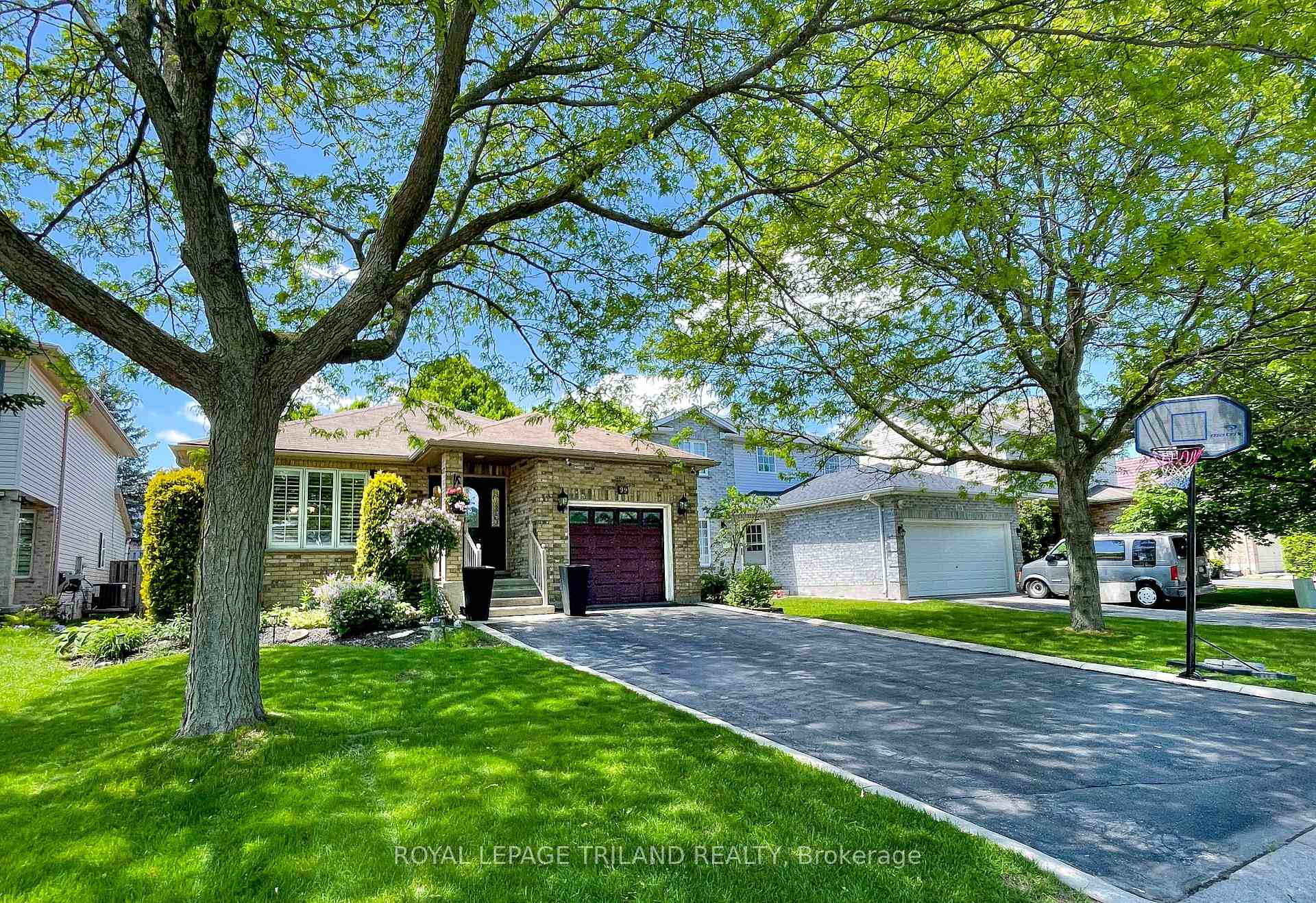 Front of 99 Stonehenge Road