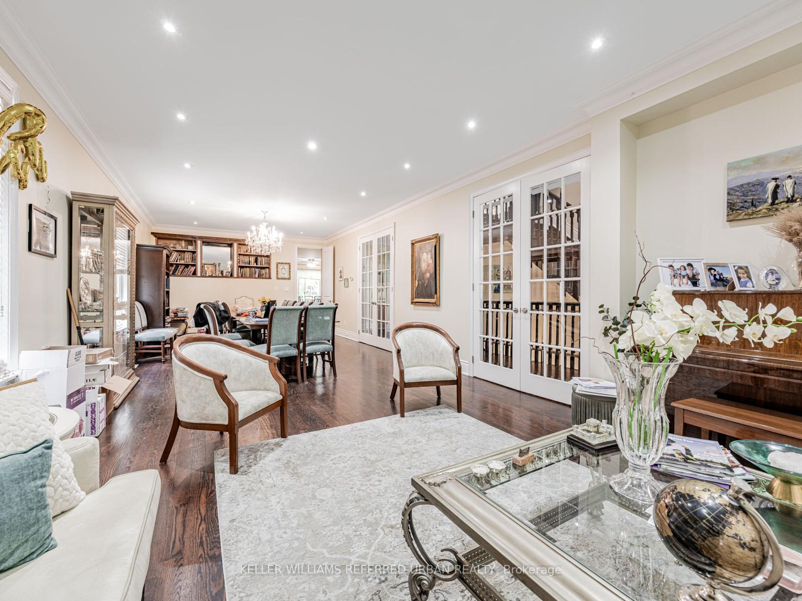 Photo 3 of 526 Coldstream Avenue, Toronto, Englemount-Lawrence — HOMEH