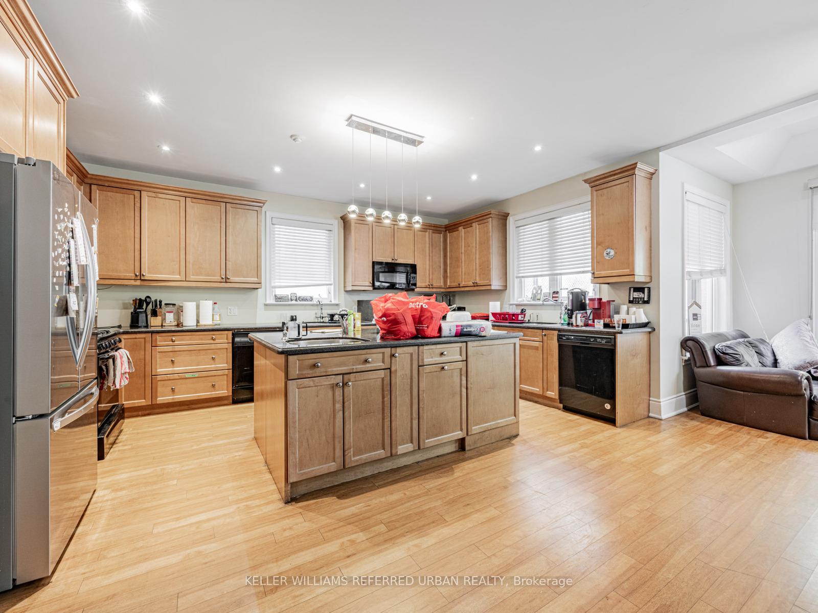 Photo 7 of 526 Coldstream Avenue, Toronto, Englemount-Lawrence — HOMEH