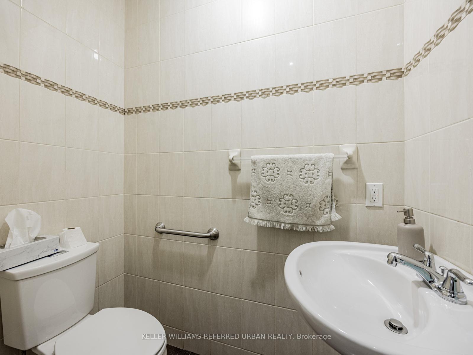 Photo 11 of 526 Coldstream Avenue, Toronto, Englemount-Lawrence — HOMEH