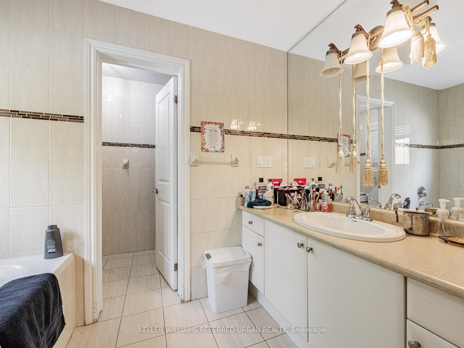 Photo 15 of 526 Coldstream Avenue, Toronto, Englemount-Lawrence — HOMEH