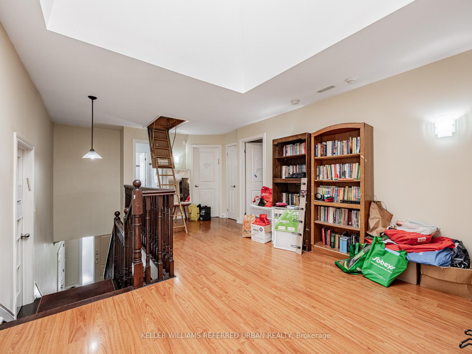 Photo 2 of 526 Coldstream Avenue, Toronto, Englemount-Lawrence — HOMEH