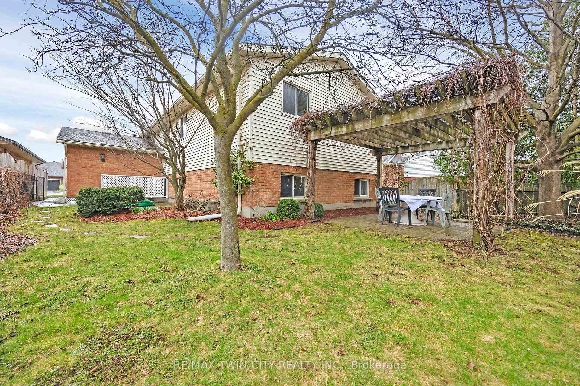 Photo 2 of 204 Nomad Court, Kitchener — HOMEH