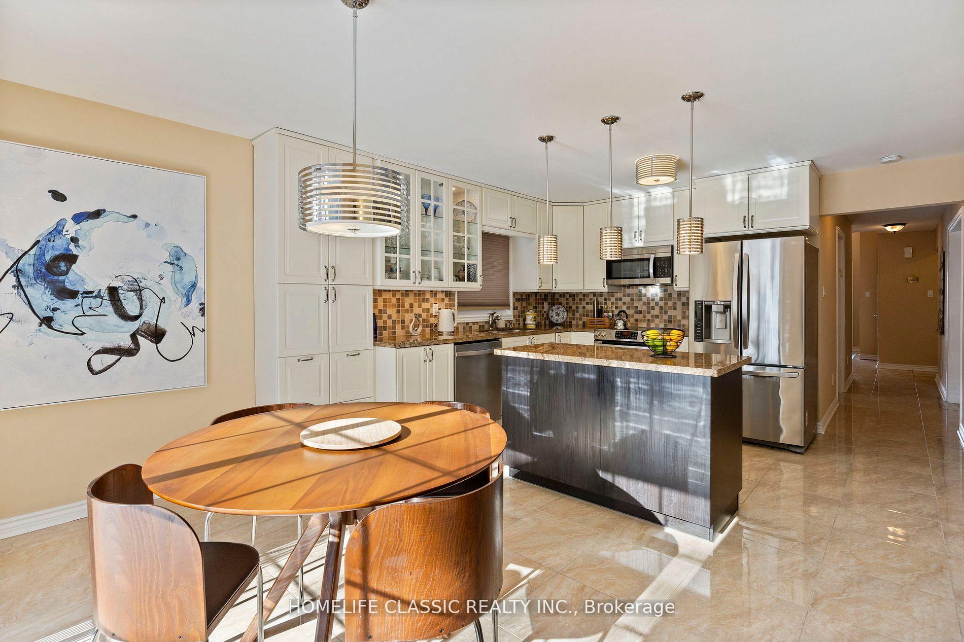 Photo 5 of 81 Pinewood Drive, Vaughan, Crestwood-Springfarm-Yorkhill — HOMEH